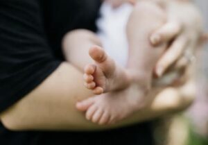 Starsza kobieta została zaatakowana przez bandytę na targu rolnym, ale kiedy nieznajomy w garniturze i krawacie wysiadł ze swojego SUV-a, wszyscy ucichli.