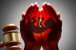 Zmusili ją do aborcji, żeby go „uwolnić”… ale uciekła na południe, żeby urodzić. Siedem lat później wróciła z bliźniakami i planem zniszczenia imperium byłego męża.