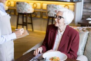 Pewna kobieta w starych ubraniach weszła do drogiej restauracji i zamówiła najtańszą zupę: wszyscy się z niej śmiali, aż wydarzyło się coś następującego...