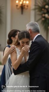 Zaledwie kilka minut przed ślubem usłyszałam, jak mój przyszły zięć zwierza się przyjacielowi: „Myśl o tym, że będę z nią, przyprawia mnie o mdłości.” Wszyscy wybuchnęli śmiechem. Moja córka, moja kochana, ufna Emily, nie miała pojęcia, jak naprawdę wygląda prawdziwe oblicze jej męża…