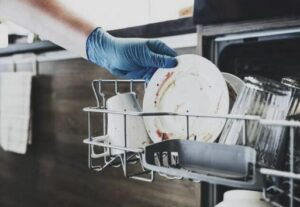 Pracowałam w restauracji jako zmywaczka naczyń, ale każdego dnia kazano mi czyścić już umyte talerze. Pewnego dnia odkryłam, co naprawdę działo się w tym miejscu – i byłam wstrząśnięta...
