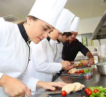 Właściciel restauracji nakrzyczał na zmywaczkę i kazał jej gotować dla ważnych gości, chcąc ją upokorzyć. Nie miał jednak pojęcia, co wydarzy się później…