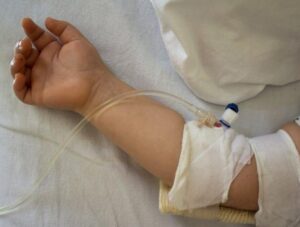Siedmioletni chłopiec z siostrzyczką na rękach wszedł do szpitala – a jego słowa złamały wszystkim serca