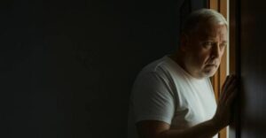 Po tym ciosie – nagłym, brutalnym, całkowicie nieoczekiwanym – Sofia nie wypowiedziała ani słowa. Po prostu zabrała dzieci, włożyła je w kurtki, wrzuciła kilka ubrań do torby i wyszła z domu, który przez lata nazywała „naszym”. Za jej plecami teściowa i szwagierka już w milczeniu świętowały, przekonane, że wreszcie pozbyły się „niechcianej synowej”. Nie wiedziały jednak, że ich radość będzie miała krótkie życie. Bardzo krótkie.