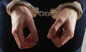Skazany policjant przyszedł pożegnać się z partnerem, którego śmierć zawiniła… Ale to, co zrobiła matka zmarłego, wstrząsnęło wszystkimi
