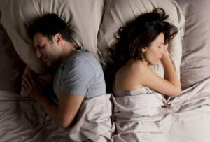 Sekret nocnych dźwięków...Mój mąż nalegał, żebyśmy spali w oddzielnych pokojach, ale pewnej nocy postanowiłam dowiedzieć się prawdy, słysząc dziwne dźwięki dochodzące z jego pokoju.