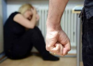 Na ich milionowym przyjęciu parapetówkowym moja szwagierka zepchnęła mnie z kanapy i powiedziała sarkastycznie: „Zaprosiliśmy cię tylko z grzeczności. Nie siedź za długo i nie rób niezręcznej sytuacji”. Uśmiechnęłam się tylko i wstałam. „Ciesz się, póki możesz” – powiedziałam cicho – „bo nic nie jest twoje na zawsze”. Zaśmiała się, ale po dwóch tygodniach w końcu zrozumiała, co miałam na myśli.