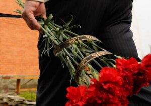 Nie mówiąc mężowi nic, pojechałam na grób jego pierwszej żony, by prosić ją o przebaczenie — a gdy zobaczyłam jej zdjęcie na nagrobku, zamarłam w przerażeniu
