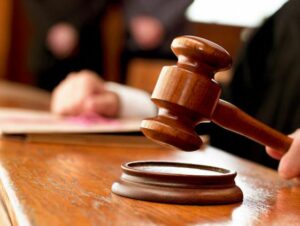 Pokojówka oskarżona przez milionera stanęła w sądzie bez adwokata — dopóki jej syn nie ujawnił prawdy