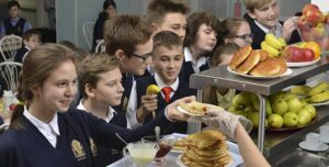 Myślała, że jego uczennica opuszcza lunch, dopóki nie znalazła jej w lesie, karmiącej bezdomnego ojca i ciężko chorego brata. Opowiedziała mu historię o miłości, przetrwaniu i cichej odwadze.