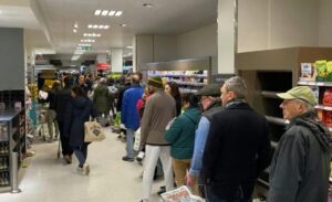 Rozpuszczona kobieta wyśmiała mnie, bo pracowałam jako kasjerka w supermarkecie — kilkanaście minut później ten dzień odmienił moje życie bardziej, niż mogłam sobie wyobrazić.