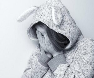 Miała czternaście lat, gdy wyrzucili ją z domu, bo była w ciąży — ale kiedy po latach wróciła, nikt nie poznał kobiety, którą się stała…