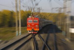 „Rodzina mojego męża zostawiła mnie na torach, bym zginęła razem z dzieckiem — lecz gdy nadjeżdżał pociąg, pojawił się ktoś, kogo uważałam za utraconego na zawsze…”