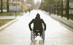 Mój brat nagle mnie popchnął, przewracając wózek inwalidzki tak gwałtownie, że uderzyłem o twarde kafelki. – Przestań udawać, że jesteś chory, robisz to tylko dla uwagi – warknął z pogardą. Cała rodzina wybuchnęła śmiechem, obserwując, jak próbuję zaczerpnąć powietrza, a nikt nawet nie drgnął, by mi pomóc. Nie wiedzieli jednak, że tuż za nimi stał mój lekarz, cicho, spokojnie, i widział absolutnie wszystko. Po chwili odchrząknął, zrobił krok do przodu i wypowiedział słowa, które zamroziły całą salę…