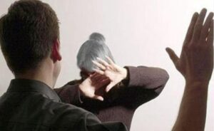 Mój syn bił mnie, aż nie mogłem już wytrzymać, a potem powiedziałem: „Kilka uderzeń zmusi cię do posłuszeństwa”. Następnego ranka zobaczył nakryty stół i uśmiechnął się, myśląc, że mnie złamał. Nie wiedział, że ten posiłek nie jest dla niego. Chciał kontroli; ja pragnąłem wolności. Kiedy zadzwonił dzwonek do drzwi, jego uśmiech zniknął. Nie stał tam gość, ale policjant z nakazem sądowym. „Masz godzinę, żeby wyjść” – powiedział policjant. Mój syn spojrzał na mnie z nienawiścią. „To jeszcze nie koniec” – wyszeptał.