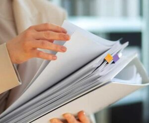 Syn chciał pozbyć się matki, wysyłając ją do najtańszego domu opieki. Ale kiedy staruszka wspomniała o jej panieńskim nazwisku, pielęgniarka zbladła... i to naprawdę zmieniło wszystko.