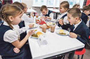 Myślała, że jego uczennica opuszcza lunch, dopóki nie znalazła jej w lesie, karmiącej bezdomnego ojca i ciężko chorego brata. Opowiedziała mu historię o miłości, przetrwaniu i cichej odwadze.