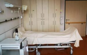 Sześcioletnia dziewczynka zadzwoniła pod numer 911, szepcząc: „Moje ręce… już nie działają. Tak bardzo mnie boli, ale nie mogę przestać”. Kiedy policjanci wyważyli drzwi, jej matka leżała nieprzytomna na podłodze. Obok niej klęczała, drżąc, ściskając inhalator, który trzymała od kilku minut, próbując uratować jedyną osobę na świecie.