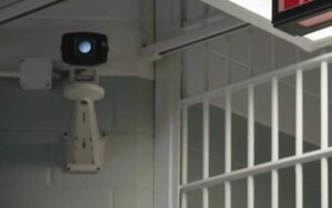Kobiety w więzieniu zachodziły w ciążę jedna po drugiej: strażniczki nie mogły zrozumieć, jak to możliwe w zamkniętych celach, dopóki nie ujawniła się przerażająca prawda