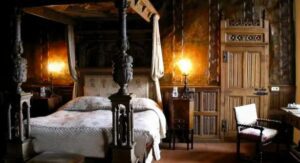 Sekret nocnych dźwięków...Mój mąż nalegał, żebyśmy spali w oddzielnych pokojach, ale pewnej nocy postanowiłam dowiedzieć się prawdy, słysząc dziwne dźwięki dochodzące z jego pokoju.