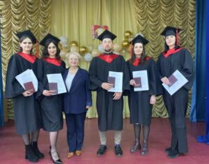 Śmiano się ze mnie przez całe szkolne życie. Powód był prosty: byłem synem biednego śmieciarza. Ale w dniu ukończenia szkoły, kiedy chwyciłem mikrofon i powiedziałem tylko jedno zdanie, w sali zapadła cisza... a potem wszyscy zaczęli płakać.