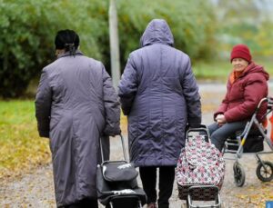 Nieświadomy, że jego żona właśnie wygrała kontrakt wart 50 miliardów dolarów, porzucił ją i ich ciężko chorą córkę dla innej kobiety. Jednak to, co stało się z jego małżeństwem, zszokowało wszystkich.