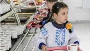 Myślała, że jego uczennica opuszcza lunch, dopóki nie znalazła jej w lesie, karmiącej bezdomnego ojca i ciężko chorego brata. Opowiedziała mu historię o miłości, przetrwaniu i cichej odwadze.