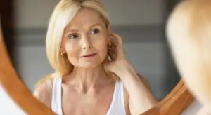 Sprzedałam swój dom, żeby opłacić leczenie raka mojego męża. A kiedy w końcu wyzdrowiał, odszedł ode mnie dla młodszej kobiety. Mój syn i moi wspólnicy śmiali mi się w twarz. Myślałam, że niżej już upaść nie można…