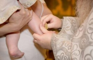 Teściowa zaczęła krzyczeć na synową tuż podczas chrztu jej wnuka, ale ksiądz zrobił coś, czego bardzo pożałowała, padła na kolana i błagała o wybaczenie...