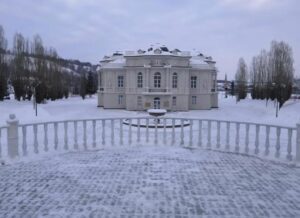 Bezdzietna para rolników pewnej zimowej nocy odkryła w śniegu troje porzuconych noworodków — a dwadzieścia jeden lat później młoda kobieta, twierdząca, że jest ich matką, ujawniła prawdę, której wieś nigdy by się nie spodziewała