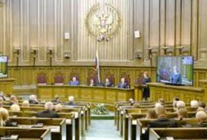 Pokojówka oskarżona przez milionera stanęła w sądzie bez adwokata — dopóki jej syn nie ujawnił prawdy