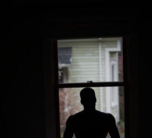 Po tym, jak urodziłam nasze trojaczki, mój mąż wręczył mi papiery rozwodowe tak samo obojętnie, jak wręcza się komuś rachunek. Nazwał mnie „straszydłem”, oskarżył o zrujnowanie jego wizerunku prezesa i bez najmniejszego skrępowania paradował ze swoją sekretarką u boku. Był przekonany, że sześć tygodni po porodzie jestem zbyt zmęczona, zbyt naiwna i zbyt zależna, by się bronić. Nie miał pojęcia, że w ciągu kilku tygodni zamienię jego pogardę w dzieło, które nie tylko ich zdemaskuje, ale też zniszczy ich idealnie dopieszczone życie na oczach całego kraju.