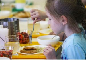 Myślała, że jego uczennica opuszcza lunch, dopóki nie znalazła jej w lesie, karmiącej bezdomnego ojca i ciężko chorego brata. Opowiedziała mu historię o miłości, przetrwaniu i cichej odwadze.
