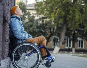Mój brat nagle mnie popchnął, przewracając wózek inwalidzki tak gwałtownie, że uderzyłem o twarde kafelki. – Przestań udawać, że jesteś chory, robisz to tylko dla uwagi – warknął z pogardą. Cała rodzina wybuchnęła śmiechem, obserwując, jak próbuję zaczerpnąć powietrza, a nikt nawet nie drgnął, by mi pomóc. Nie wiedzieli jednak, że tuż za nimi stał mój lekarz, cicho, spokojnie, i widział absolutnie wszystko. Po chwili odchrząknął, zrobił krok do przodu i wypowiedział słowa, które zamroziły całą salę…