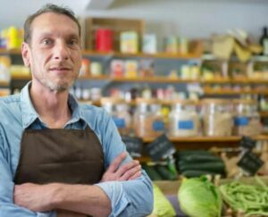 Rozpuszczona kobieta wyśmiała mnie, bo pracowałam jako kasjerka w supermarkecie — kilkanaście minut później ten dzień odmienił moje życie bardziej, niż mogłam sobie wyobrazić.