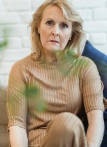 kobieta, którą uważano za szaloną i która za każdym razem, gdy Clara wracała ze szkoły, krzyczała na nią, że jest jej prawdziwą matką.