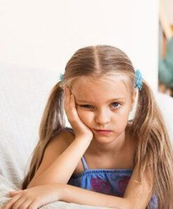 Nazywali ją „szmaciarą”, „żebraczką”, „biedną nieszczęśnicą”. Śmiali się z niej, wskazywali ją palcami, szeptali za jej plecami z pogardą, która paliła jak lód. Nikt nie znał prawdy. Nikt nawet nie podejrzewał, jak niezwykle bogata była… ale w takie bogactwa, które nie błyszczą na wystawach, których nie trzyma się w sejfach. W bogactwa, których nie każdy potrafi dostrzec.