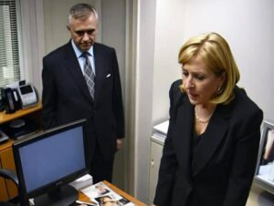 Sześć miesięcy po ślubie mojego syna fotograf zadzwonił do mnie w środku nocy. „Proszę pani… na zdjęciach ślubnych jest coś bardzo niepokojącego. Musi to pani zobaczyć. Jak najszybciej”. Wtedy już wiedziałam, że nic nigdy nie będzie takie jak dawniej. Ani dla mnie. Ani dla mojego syna.