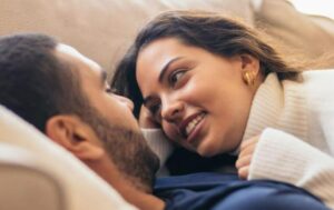 Przyszłam bez zapowiedzi — i zamarłam. Moja córka zmywała naczynia w lodowatej kuchni, podczas gdy jej mąż i teściowa jedli w cieple i spokoju. Nie powiedziałam ani słowa. Po prostu wyjęłam telefon — i wykonałam jeden telefon.