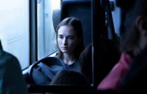 Starsza kobieta w autobusie zaczęła obrażać młodą dziewczynę i jej rodziców — lecz wtedy dziewczyna zrobiła coś, czego nikt się nie spodziewał
