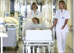 Bezdomna dziewczynka błagała o pomoc — aż „zwyczajny” mężczyzna z kąta wreszcie wstał