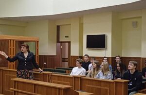 Skromna służąca, która przez lata służyła potężnej rodzinie milionerów, została nagle oskarżona o kradzież bezcennego klejnotu.
