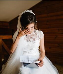 Moja matka trzymała mikrofon na weselu mojej siostry i uśmiechnęła się szeroko, jakby właśnie miała powiedzieć coś wyjątkowo zabawnego: — Moją jedyną prawdziwą córką jest panna młoda.