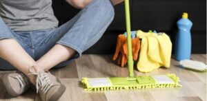 Moja siostra popchnęła moją córkę do basenu, choć była w pełni ubrana. Mój ojciec złapał mnie wtedy za szyję, żeby powstrzymać mnie przed wskoczeniem za nią. „Jeśli nie potrafi utrzymać się na wodzie, to nie zasługuje na życie” — powiedział, jakby to było coś zupełnie normalnego. W tamtej chwili nie wiedzieli, że odbiorę im wszystko, co dla nich cenne. Dosłownie wszystko.