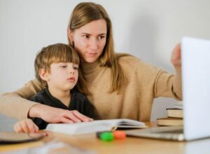 „Usuń to, mamo. Proszę. To takie żenujące”. Głos Mattii to tylko ochrypły szept, kruchy jak cienki lód. Jego palec wskazujący drży nad lewym przyciskiem myszy, gotowy zamknąć okno przeglądarki na zawsze.