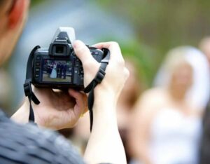 Sześć miesięcy po ślubie mojego syna fotograf zadzwonił do mnie w środku nocy. „Proszę pani… na zdjęciach ślubnych jest coś bardzo niepokojącego. Musi to pani zobaczyć. Jak najszybciej”. Wtedy już wiedziałam, że nic nigdy nie będzie takie jak dawniej. Ani dla mnie. Ani dla mojego syna.