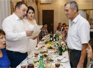 Gdy biedny ojciec wręczył córce na ślub zwykłą kopertę, bogata rodzina pana młodego zaczęła drwić z tak „hojnego” prezentu…
