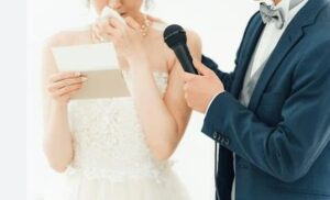 Moja matka trzymała mikrofon na weselu mojej siostry i uśmiechnęła się szeroko, jakby właśnie miała powiedzieć coś wyjątkowo zabawnego: — Moją jedyną prawdziwą córką jest panna młoda.