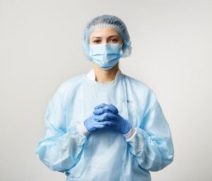 Bezdomna dziewczynka błagała o pomoc — aż „zwyczajny” mężczyzna z kąta wreszcie wstał