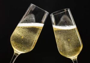 Trzeciego dnia naszej podróży na Hawaje mój syn przeglądał zdjęcia w pokoju hotelowym w Waikiki. „Mamo, to zdjęcie wygląda dziwnie”. Kiedy zobaczyłam efekt na rodzinnym zdjęciu zrobionym na plaży pierwszego dnia, krew mi zmroziła krew w żyłach. „Dlaczego to…?” – wyszeptałam. Mąż natychmiast złapał naszego syna i zaczął się pakować. „Jedźmy do domu. Już”.